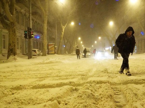 Одессу засыпало снегом: стихия парализовала город, - фото