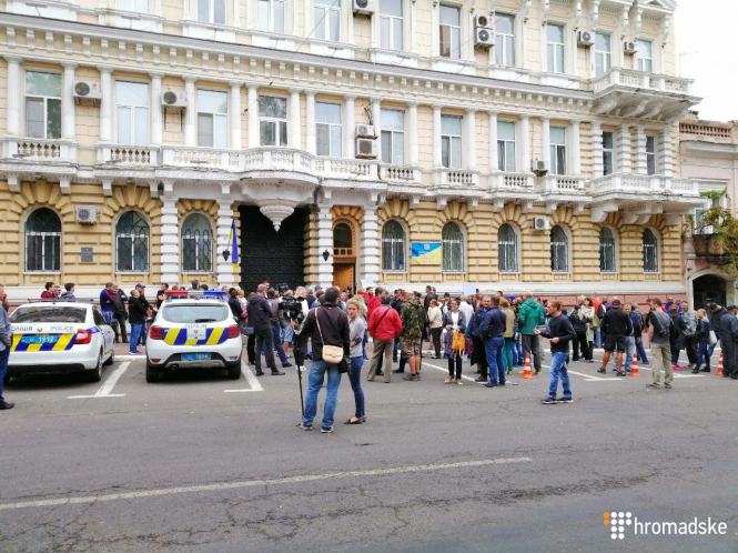 Напад на Михайлика: в Одесі сотня людей вийшла на протест
