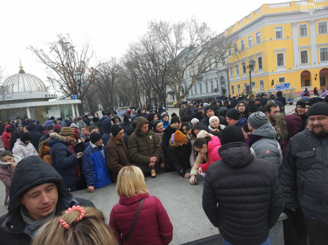 В Одессе сотни людей пришли на проплаченный митинг за несуществующего кандидата