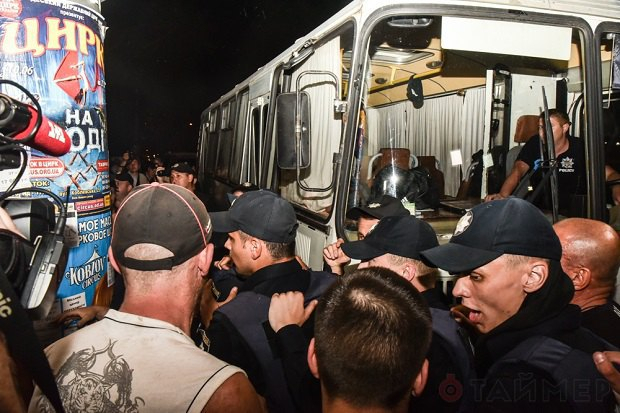 В Одессе между активистами, которые пытались сорвать концерт Билык, и полицией произошли столкновения