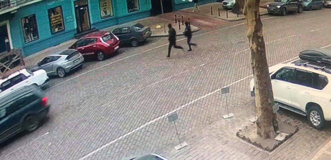 В Одесі грабіжники із сумкою з грошима випадково забігли до поліції
