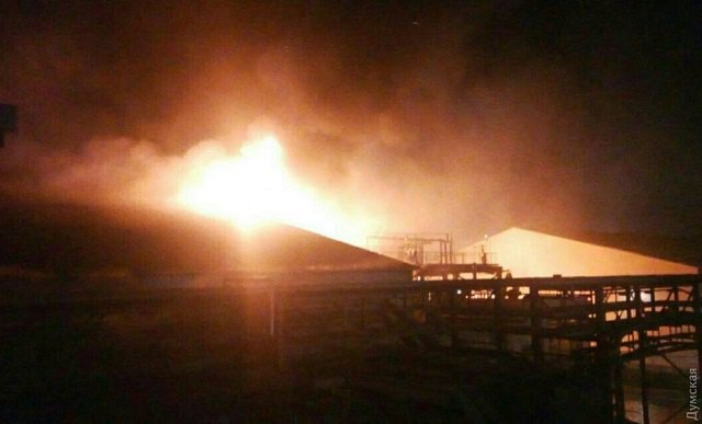 Біля Одеси спалахнула масштабна пожежа на олієпереробному заводі, - ОНОВЛЕНО (фото, відео)