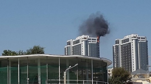 В Одессе в Аркадии горит 22-этажка, - фото