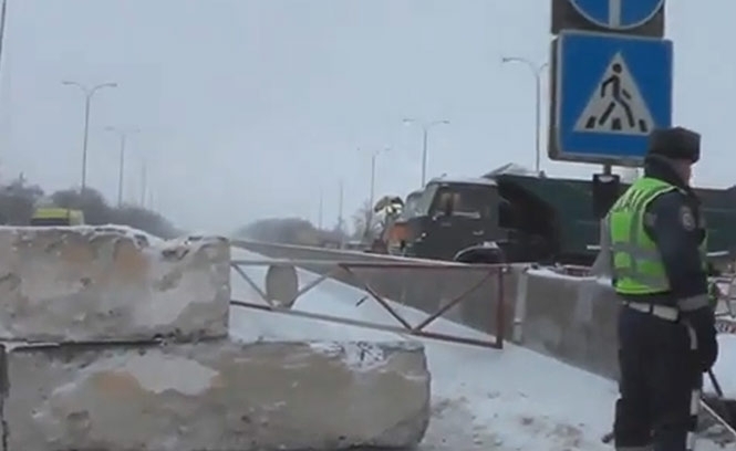 Паранойя по-одесски: трассу на Киев перекрыли бетонными блоками, - видео