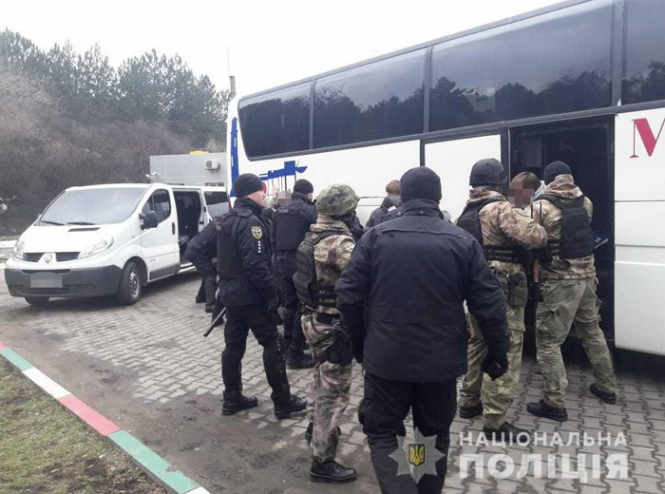 На въезде в Одессу полиция задержала автобусы с вооруженными людьми, - ФОТО