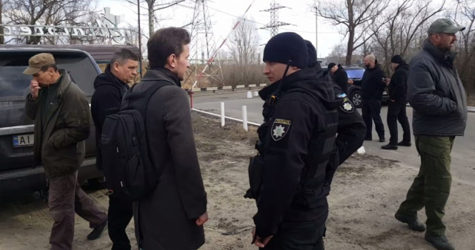 NewsOne прокоментував зйомку із журналістами та охороною Медведчука під Києвом

