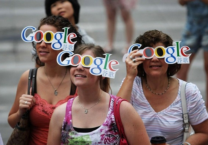Чоловік в окулярах від Google