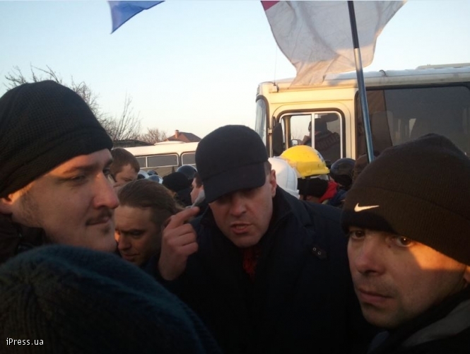 Тягнибок з охоронцями заспокоюють Євромайдан: заради України треба жити, а не помирати