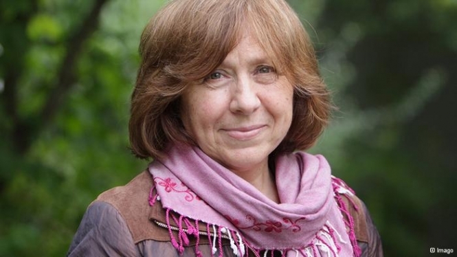 Білоруська письменниця потрапила у трійку претендентів на Нобелівську премію
