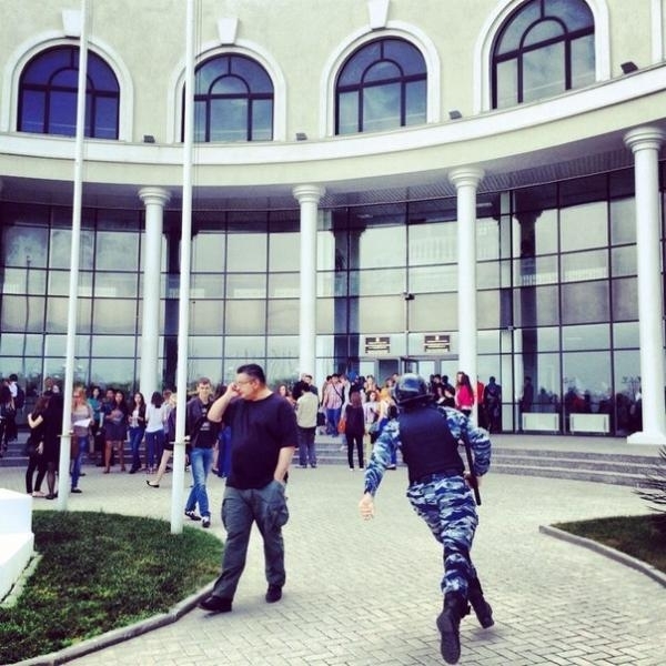 Бойцы ОМОНа захватили помещение Института банковского дела в Севастополе