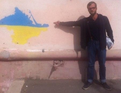 На вулицях Омська з’явились зображення синьо-жовтого Криму, - фото