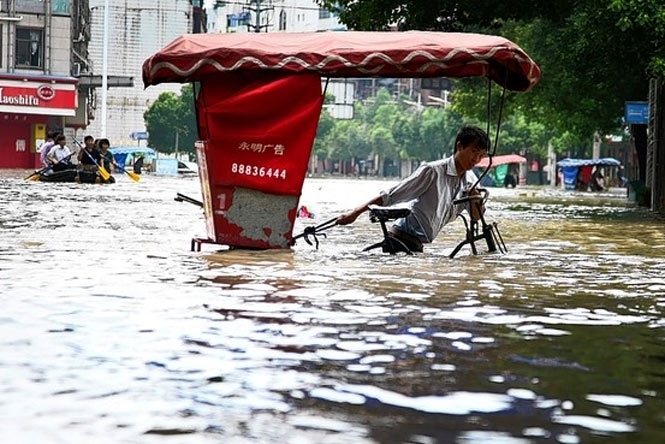 У Пекіні хаос: руйнівна повінь виморює мегаполіс