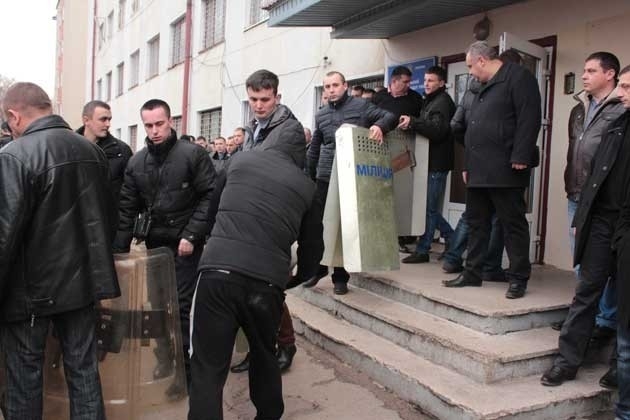 Міліція у Калуші віддала засоби спецзахисту активістам