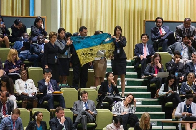 Українська делегація розгорнула перед Путіним прапор, привезений з Іловайська