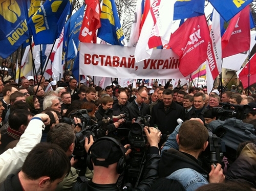 Яценюк у Полтаві кликав мітингувальників йти на Київ