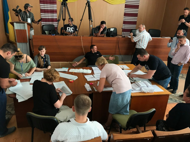 ОПОРА: У Мукачеві перераховують голоси на окрузі, де лідирує Балога