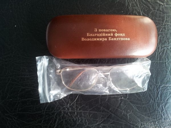 У Запорізькій області кандидат від Партії регіонів роздає пенсіонерам окуляри