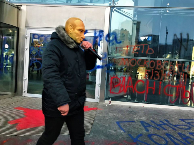 В Киеве здание ТРЦ Ocean Plaza обложили шинами, разрисовали, обклеили стены и главный вход, - ОБНОВЛЕНИЕ