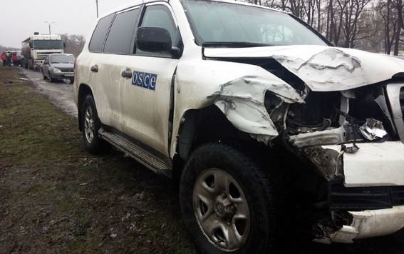 Возле Песков произошло ДТП: авто ОБСЕ врезалось в машину 