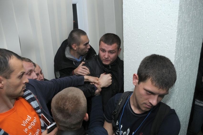 На окрузі Пилипишина-Левченка застосували сльозогінний газ, а міліція і не помітила 