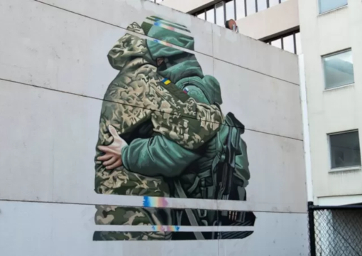 Художник зафарбував мурал, на якому обіймаються український і російський солдати