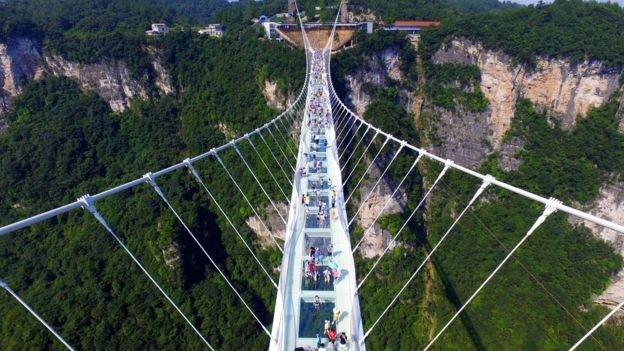 В Китае открыли самый длинный и высокий стеклянный мост