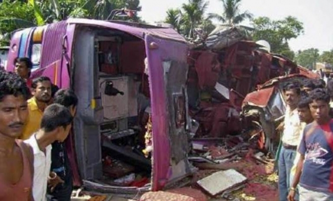 В Індії у зіткненні вантажівки з двома автобусами загинули 28 людей