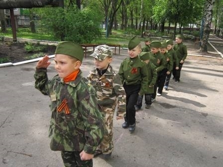 До Дня Перемоги у Горлівці дошкільнят одягнули у військову форму з георгіївськими стрічками