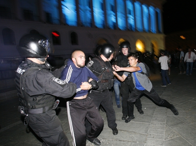 Міліція: людей на Майдані затримали за пізній мітинг і намети 