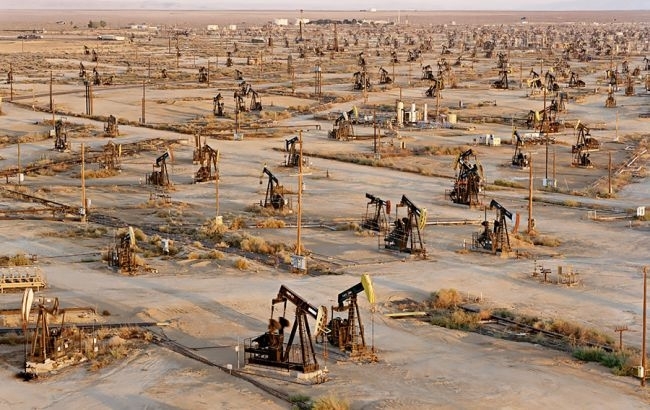 Нафтова криза: країни ОПЕК+ домовились скоротити видобуток нафти, але не всі
