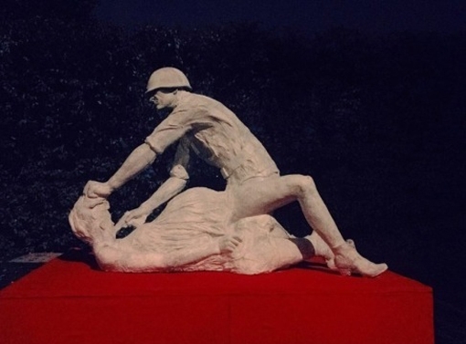 Пам'ятник польській жінці, згвалтованій радянським солдатом, демонтували зразу після встановлення