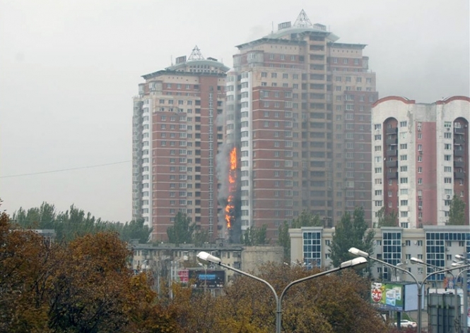 У Донецьку горіла недобудована елітна багатоповерхівка (фото, відео) 