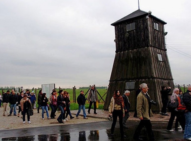 Картина з попелу жертв концтабору спричинила скандал у Польщі