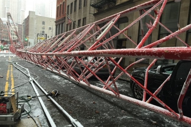 Посреди Нью-Йорка упал гигантский кран: есть жертвы