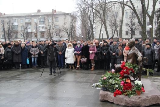 В Кременчуге открыли памятник убитому мэру