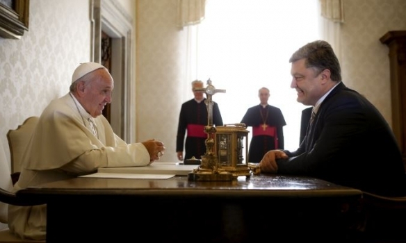 Папа Римский пообещал Порошенко приехать в Украину