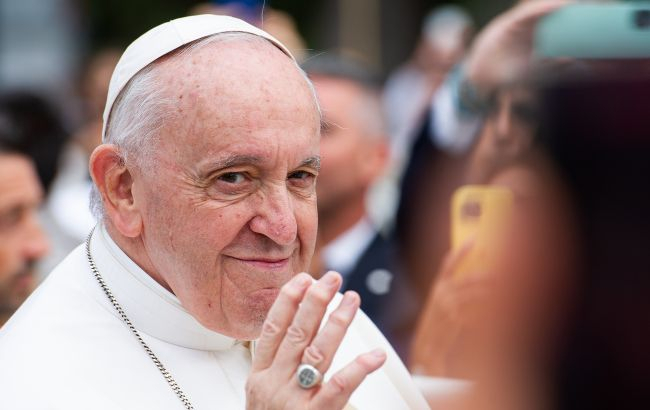 Папа Римський  одужує після операції