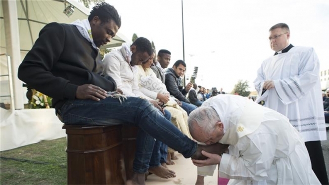 Папа Римський омив і поцілував ноги 11 мігрантам
