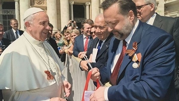 Папа Римский одел георгиевскую ленту