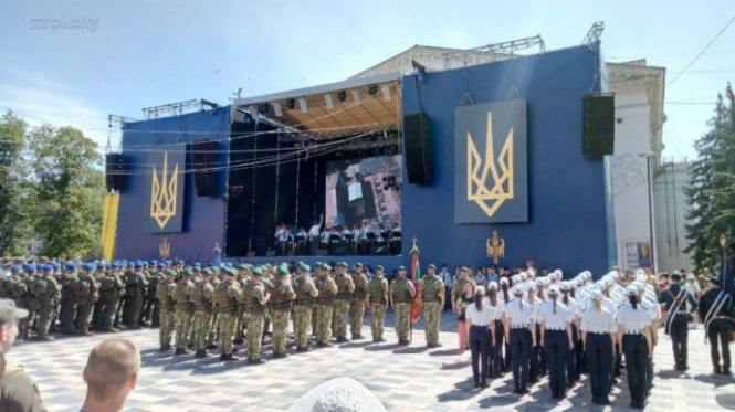 В день визита Зеленского в Мариуполе устроят военный парад и выступление 