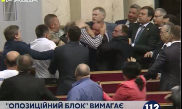 Парасюк за допомогою кулаків намагався силою перервати виступ депутата від Опоблоку, - ВІДЕО