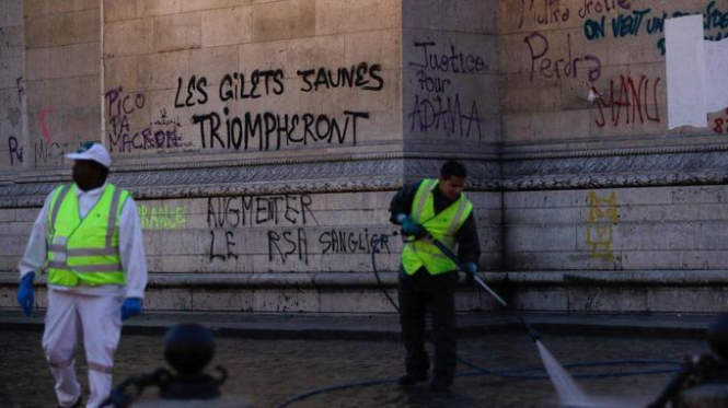 Участники протестов в Париже серьезно повредили Триумфальную арку