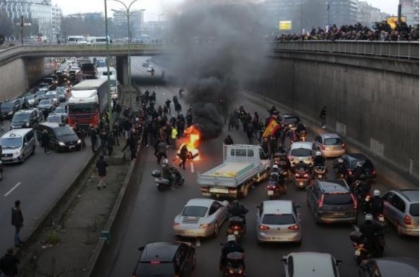 На французских дорогах жгут автомобильные шины: таксисты вышли на забастовку