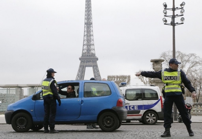 У Парижі невідомий напав на туристів біля Ейфелевої вежі – Reuters