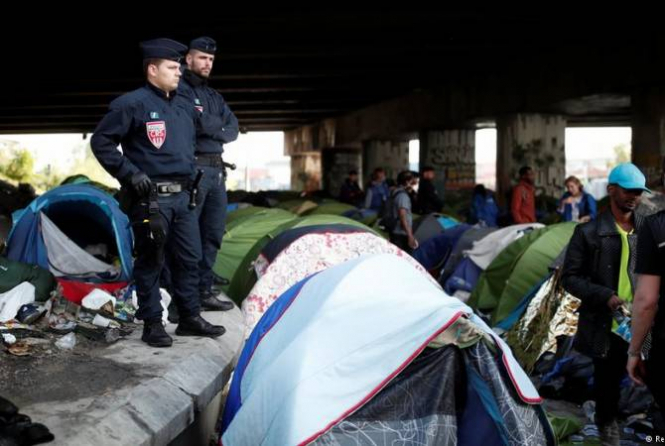 Поліція Парижа зносить два незаконні табори мігрантів