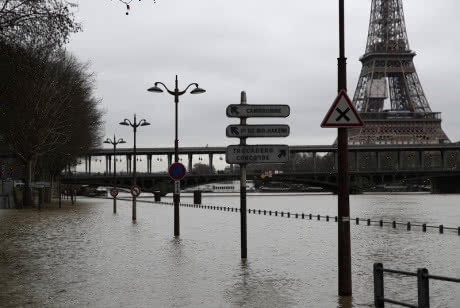 Из пригорода Парижа из-за разлива Сены эвакуировали почти полторы тысячи человек
