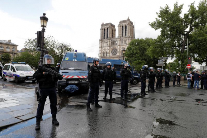 Нападающий на полицейского в Париже кричал 