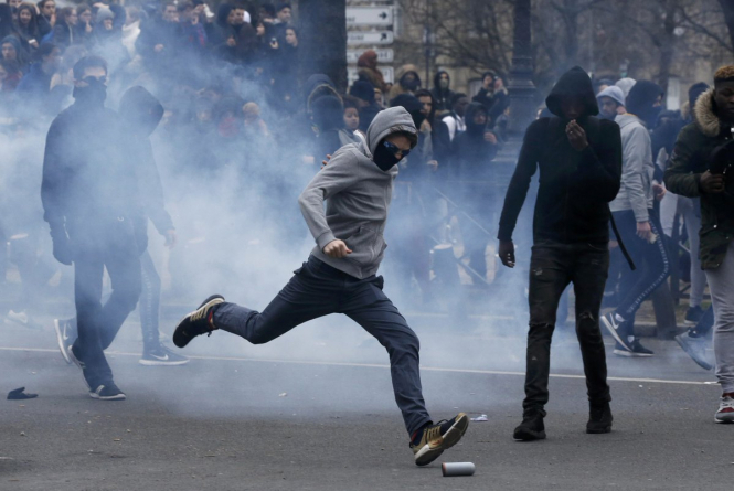 У Парижі внаслідок протестів  заблоковано 16 коледжів, - ФОТО