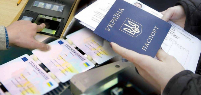 Кабмін заборонив видачу нових паспортів чоловікам призовного віку за кордоном