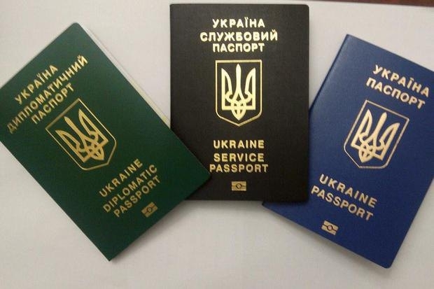 Клімкін показав нові біометричні закордонні паспорти, - фото